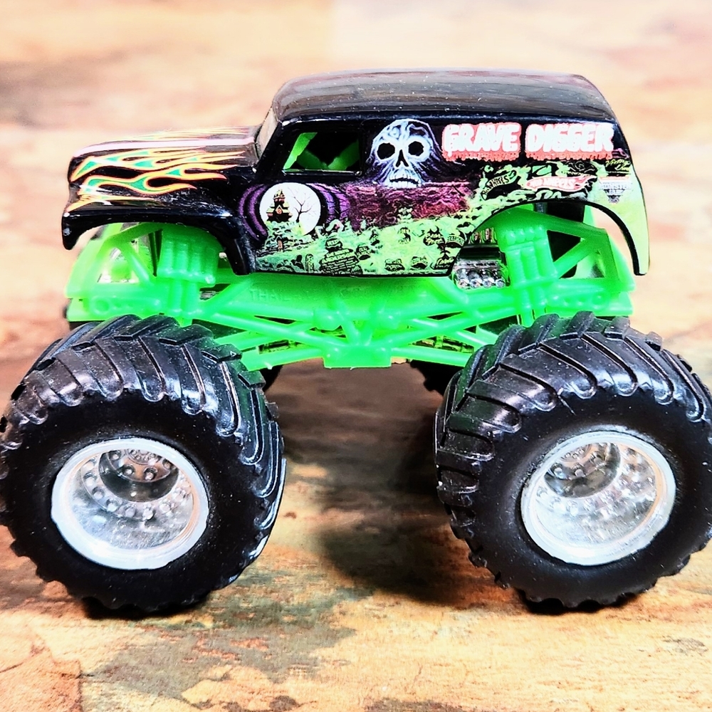 Hot Wheels 2019 - Monster Jam Truck • Grave Digger • Die Cast •  Green / Black •